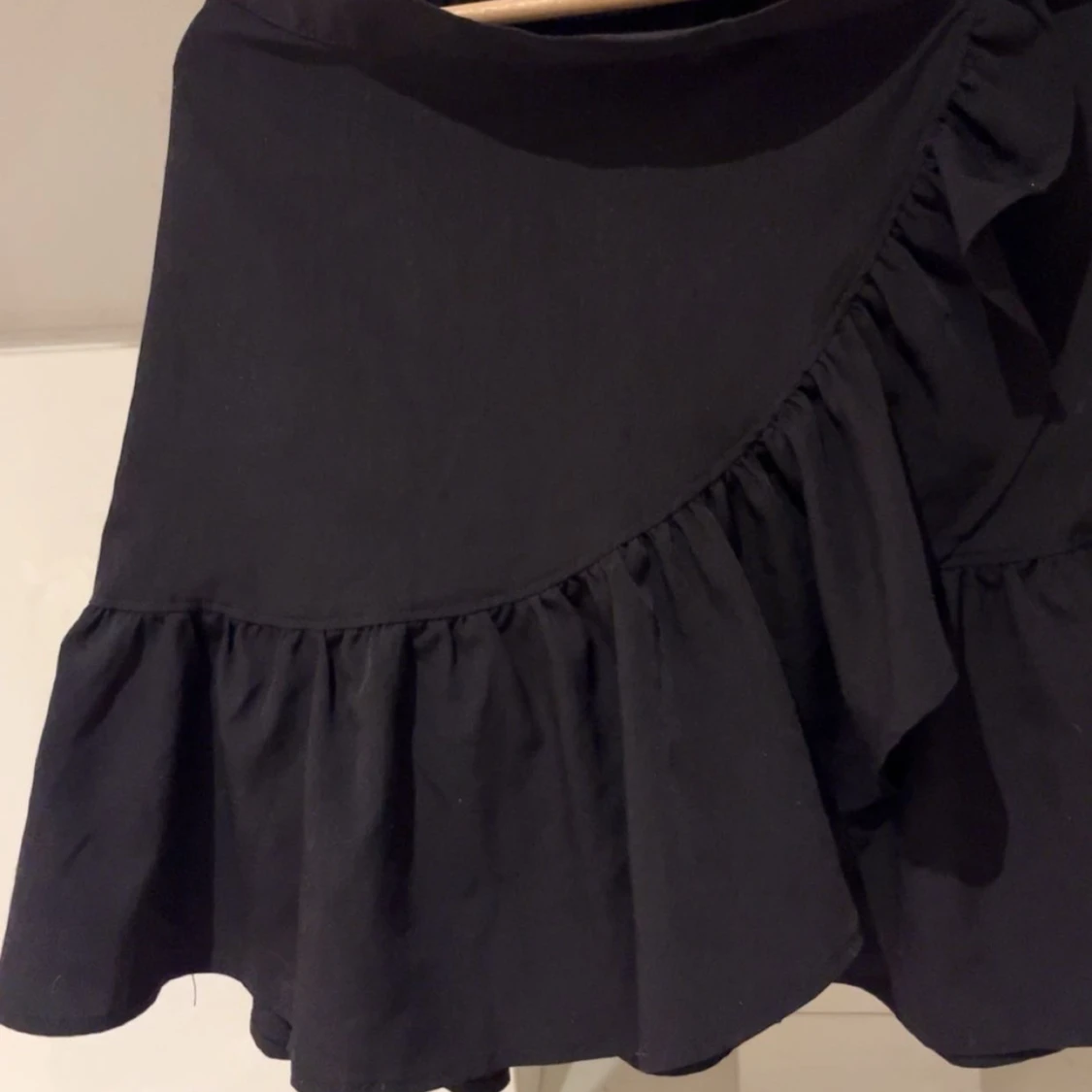 Svart volangkjol från Lindex - 4