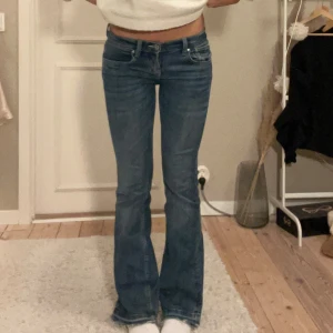 Lågmidjade jeans  - Superlågmidjade jeans, använd fåtal gånger så väldigt bra skick. Jag är 165 cm och jeansen är perfekt långa för mig kanske lite för långa så passar runt 163-168 skulle jag säga💞💞 
