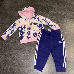 Adidas - Storlek 86, mycke bra skick finns obehandlad fläck dock