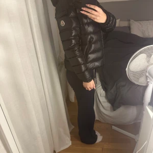 Moncler jacka  - Äkta moncler jacka i storlek s, den är i bra skick förutom 2 småsaker, man får skriva till mig så får man bild på de man fick inte plats med mer bilder. Kan tänka mig gå ner lite i pris vid snabb affär 