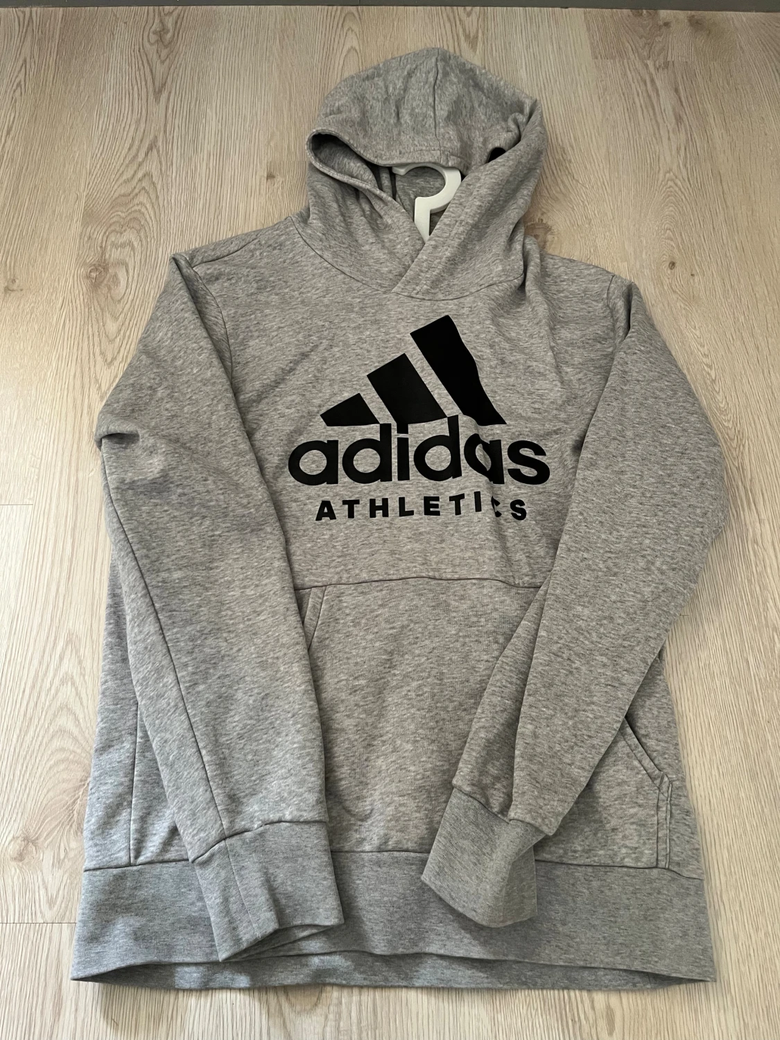 Grå Adidas hoodie med svart logga