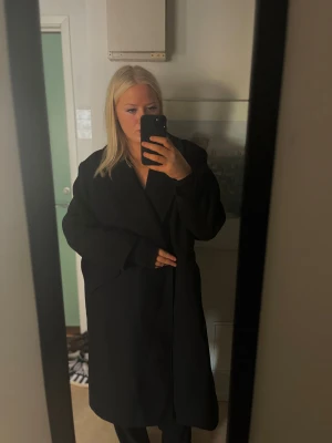 Svart oversized kappa  - Säljer en svart, lång och oversized kappa från HM, den är stilren och värmer bra.🙌🏼💕