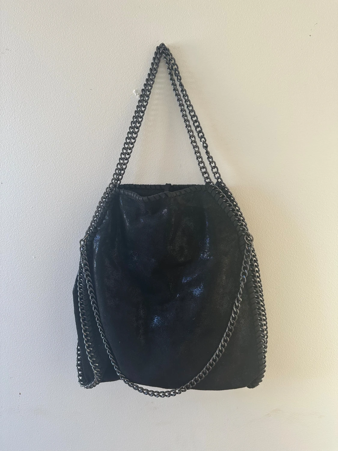 Svart axelväska med kedjedetaljer