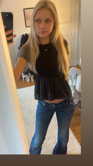 Svart tröja med volang  - Säljer denna tröjan i storlek XS från H&M endast använd några gånger och är i bra skick💕