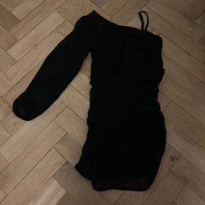 Svart one shoulder klänning från Gina - Skit snygg klänning från gina! Andvänd 2 gånger så fint skick😊