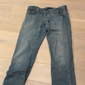 Blå jeans från Dondup Limited Edition - Dondup byxor säljes, tyvärr hål inne i båda fickorna