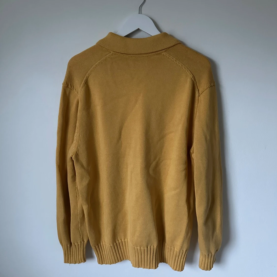 Gul stickad pikétröja från COS - 1