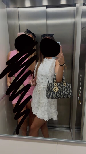 Vit spetsklänning från Dennis Maglic - Superfin vit klänning från Dennis Maglic i Strl S. Klänningen har superfina spetsdetaljer, volanger längs axlarna och ett knytband i midjan. Perfekt för sommaren och studenten🤗🌸