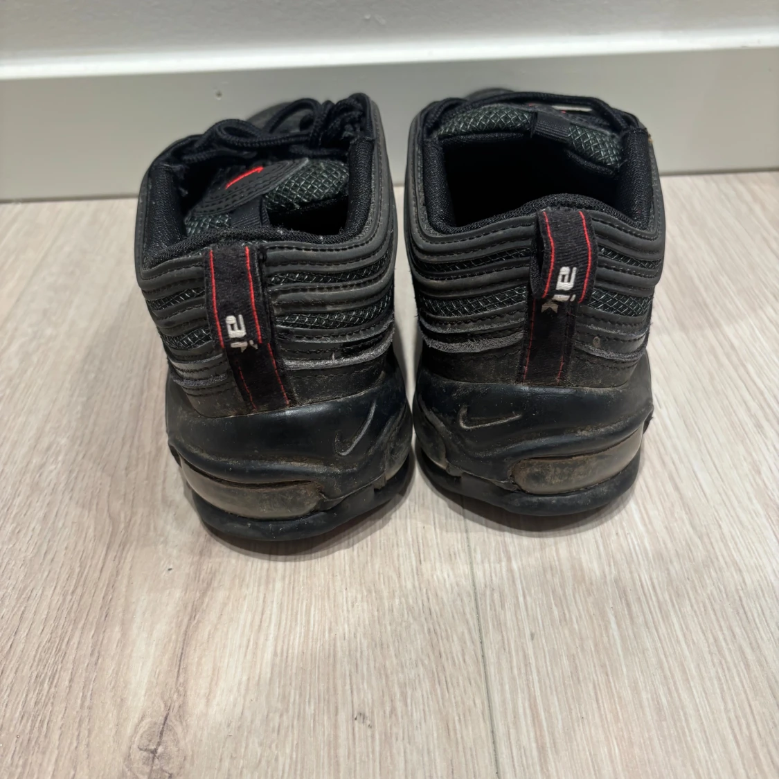 Nike Air Max 97 svarta med röda detaljer - 2