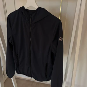 Mörkblå Windbreaker från Colmar  - Säljer nu min mörkblåa windbreaker från colmar. Mycket bra skick. Säljer den då den inte längre används endast används 2-3 gånger. Storlek 166/14y. Passar XS. 1899kr nypris.
