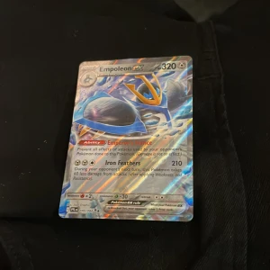 Empoleon EX - Cool och glittrig Empoleon EX Pokémonkort! Perfekt för samlare och spelare som vill boosta sin lek med en kraftfull och snygg vatten-Pokémon. Kortet har 320 HP och unika attacker – ett måste för alla Pokémon-fans!