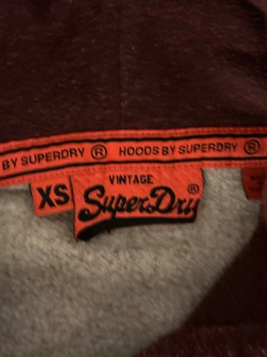 Vintage Superdry hoodie (sällsynt) - Säljer nu denna sjukt eftertraktade superdry hoodie. Skick 8/10 med lite slitet tryck eftersom den är vintage. Obs kan gå ner i pris vid snabb affär!