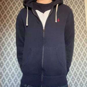 Ralph Lauren zip hoodie  - Säljer denna Ralph Lauren zip hoodien i fint skick. Storlek: XS. Modellen är 170, 58kg. Mitt pris: 1150. Hör av er vid frågor eller funderingar 🤩🙌