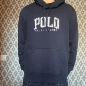 Ralph Lauren hoodie  - Säljer denna Ralph Lauren hoodien i fint skick. Storlek: XS. Modellen är 170, 58kg. Mitt pris: 1350. Hör av er vid frågor eller funderingar 🤩🙌