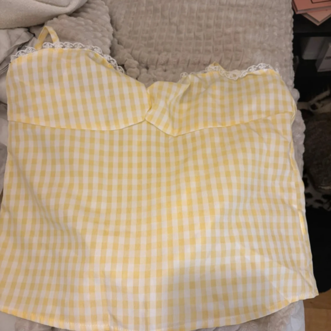 Gul och vit rutig linnetopp med spets