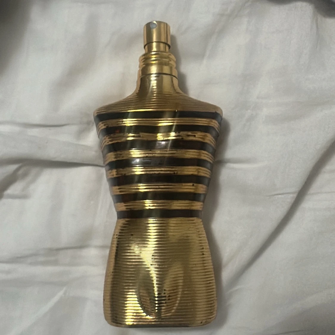 Guldsvart parfymflaska herr