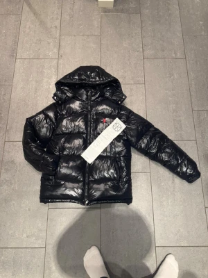 Svart dunjacka Polo Ralph Lauren - Sälja min svarta Ralph lauren jacka i storlek small den är köpt för några månader sen och är i väldigt bra skick. Har inga hål eller skador vid köp får man med kvitto, taggar och jackan nypris ca 7000kr syns på kvittot!