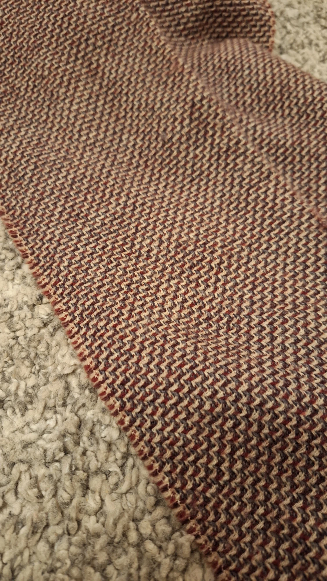 Vinröd halsduk från Versace med fransar - 2