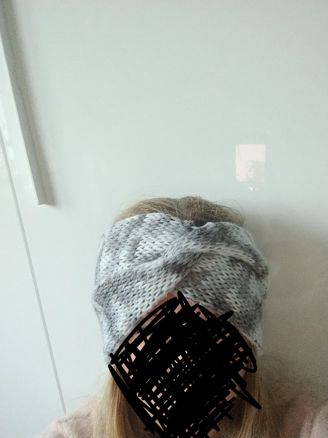 Grått stickat pannband med twist - 1