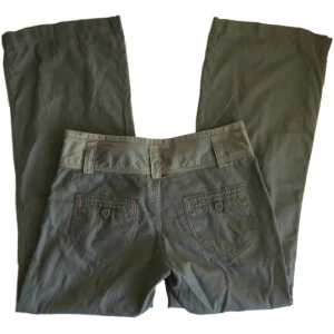 Vintage lowwaist utsvängda/vida byxor, 2000tal - Supercoola olivgröna lågmidjade tygbyxor! Midjemått 81,5cm, Grenhöjd 24cm, Innerbenslängd 76,5cm, Benöppning rakt över 28,5cm