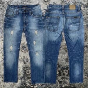 Nudie jeans Grim Tim - Otroligt snygga Nudie jeans i modellen Grim Tim i mycket gott skick 🙌 Mycket snygg tvätt och slitningar ✌️ Jeansen är i storlek 29/32 men har blivit uppsydda på längden, jag hänvisar till måtten: Midjemått: 37 cm, Ytterbenslängd: 91cm. Skriv gärna om du har en fråga eller fundering! 🙌 