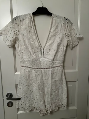 Vit kort klänning  - Söt klänning med inbyggda shorts från Abercrombie & Fitch 🌟   Köpt på Sellpy men har inte använt själv eftersom den inte passade så bra 💕 Fint skick!