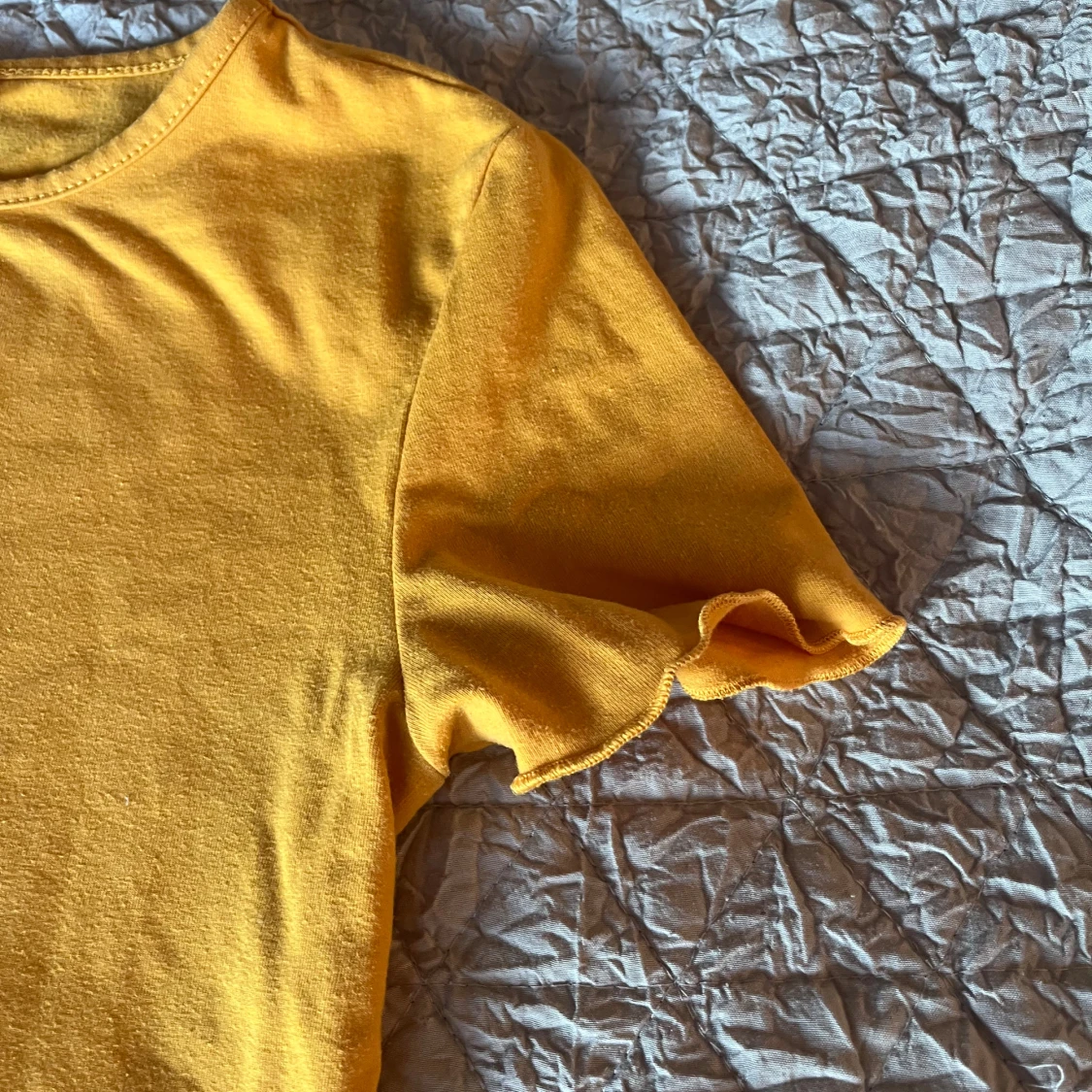 Gul t-shirt från Gina Tricot XS - 2