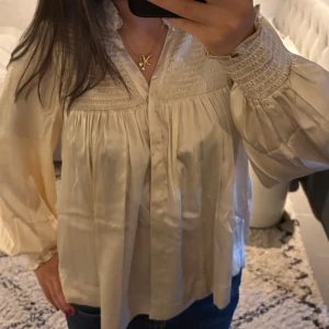 Champangfärgad blus från neo noir  - Jättefin festlig blus åt champagne färgade hållet, perfekt till fest eller middagar💋