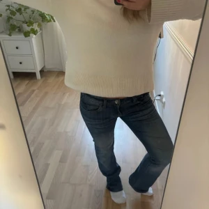 Blå bootcut jeans från Levis - Snygga blå jeans! Lågmidjade 