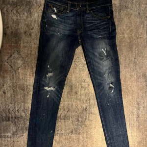 Ralph lourent jeans  - Säljer ett par mörkblå Ralph lourent jeans. Skicket skulle jag säga är bra köpta av en vän som sa dom kosta ungefär 2500 nypris. Jeansen passar nog dom som e runt 170-177 nånstans där skriv om ni har några frågor över jeansen och ja priset kan diskuteras!