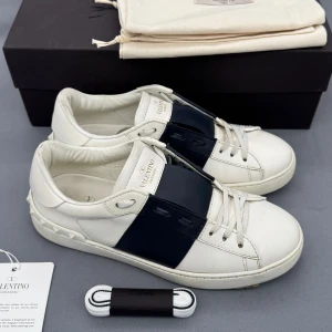 Valentino Open | 40 - Valentino Open sneakers | Grymt skick | Original dustbag samt extra skosnören ingår | Storlek 39 men passar 40 | INGA BYTEN | Fraktar spårbart eller möts upp i Täby 