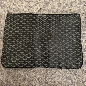 Kuvertväska svart - En svart kuvertväska i sitt unika mönster. Man kan ha den för datorn eller större accessoarer😁                   Skriv vid frågor! 