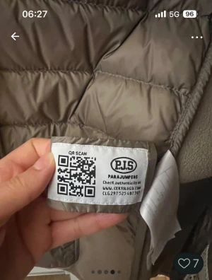 Beige pufferjacka från Parajumpers - Snygg beige pufferjacka från Parajumpers med quiltad framsida och rygg, samt mesh-detaljer på ärmar och axlar. Jackan har dragkedja framtill, bröstficka med zip och coolt gult band vid halsen. Märkespatch på vänster ärm för extra stilpoäng.