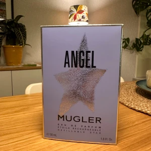 Parfym Mugler Angel - Hejj! Säljer nu min nästintill oanvända Mugler Angel parfym, då den inte helt passade mig💙  Helt underbar doft dock!!🥰  850kr ordinarie pris🥰🫶🏼