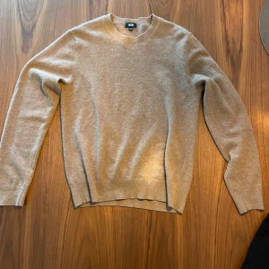 Beige Kashmir tröja uniqlo. - Säljer en riktigt schysst Kashmir tröja från uniqlo.Den är beige och storlek XS