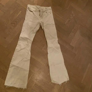 Vita bootcut jeans från Abbey Denim - Snygga vita jeans från Abbey Denim i bootcut-modell med låg midja