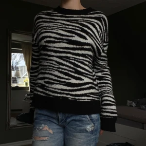 Stickad Zebra tröja  - Säljer en snygg zebramönstrad tröja från NA-KD. Den är i ett jätte skönt och gosigt stickat material och är inte alls stickig. Jätte coolt mönster för dig som är unik❤️❤️🦓