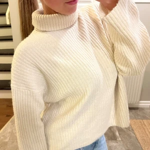 Ribbad polotröja i ljus beige - Jättefin tröja som är perfekt nu mot kallare dagar,köpt här på Plick men annars är den från Hm