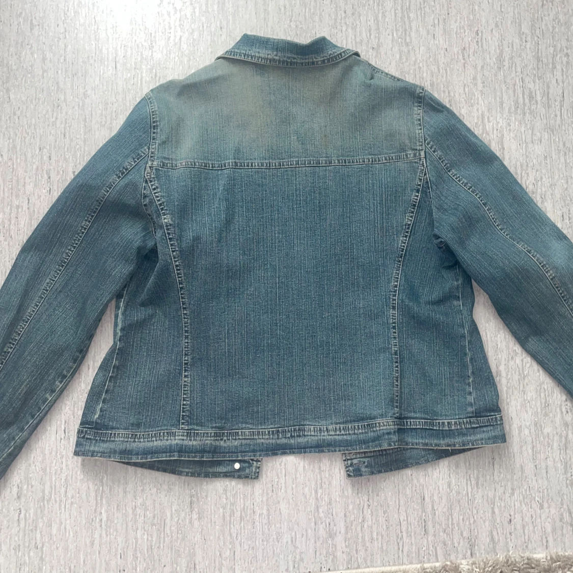 Blå jeansjacka med snygga detaljer - 1