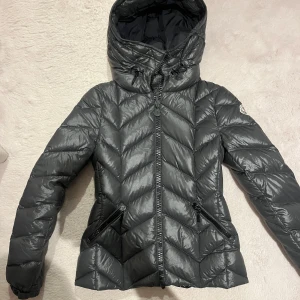 Moncler jacka  - Grå Moncler jacka i dam i storlek 1