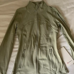 Lululemon define jacket - Säljer min super fina define jacket från Lululemon i storlek 6. Knappt använd så i ny skick typ.