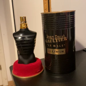 Jean Paul Gaultier Le Male Parfum - Stilren och ikonisk parfymflaska från Jean Paul Gaultier, Le Male Le Parfum. Perfekt för dig som vill sticka ut med en klassisk design och modern touch. Snygg presentförpackning med svart och guld detaljer. Knappt använd skulle gissa på 70 ml kvar. Säljer den för att jag behöver pengar just nu. Kan sänka pris om det är ett bra bud! Ny flaska kostar runt 1150-1200.