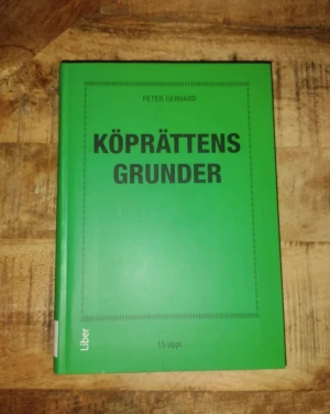 Köprättens grunder - En modern och tydlig bok om köprätt, perfekt för dig som pluggar juridik eller vill förstå hur köp fungerar i vardagen. Passar både universitetsstudenter och dig som vill ha koll på lagar kring köp, tjänster och avtal. Lättläst och användbar i studier och arbetsliv.