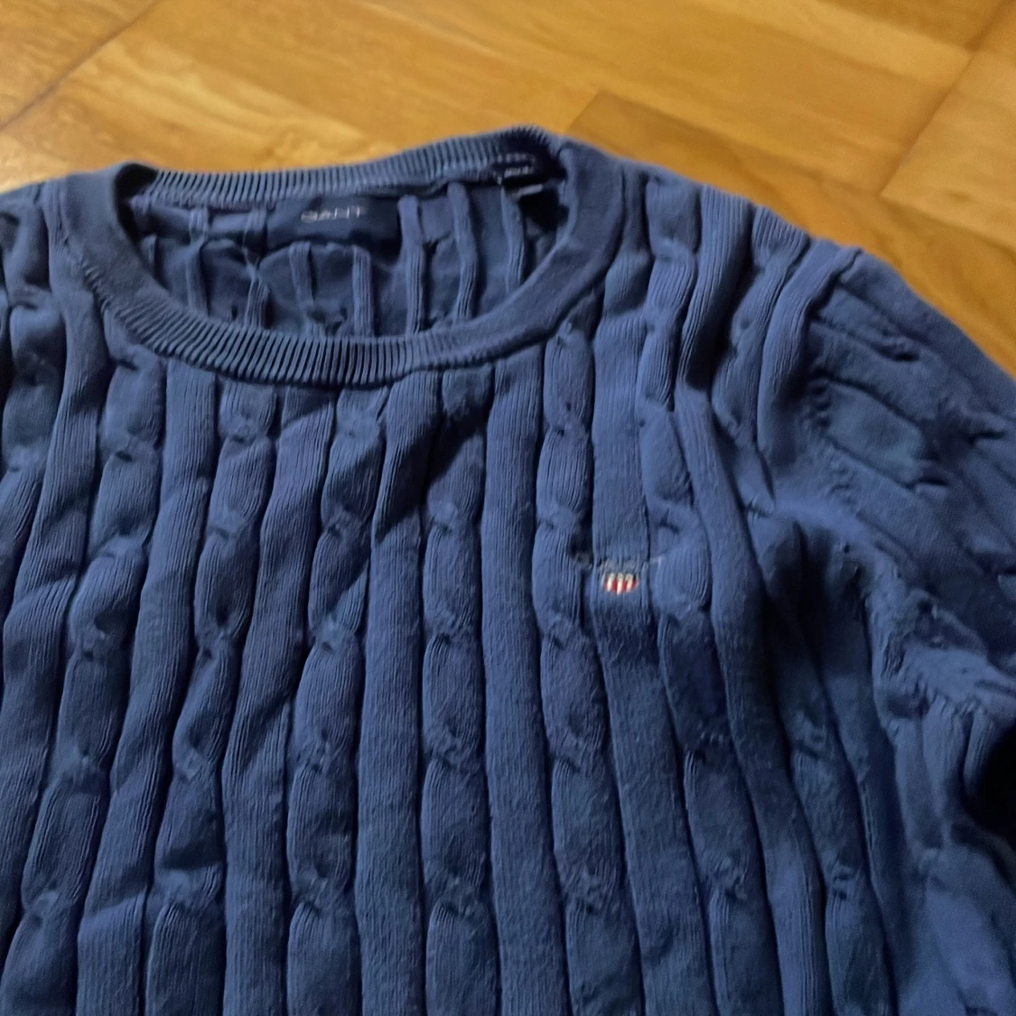 Marinblå kabelstickad tröja från GANT - 1