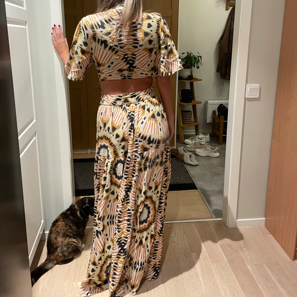 Mönstrad långklänning med cut-outs - 3