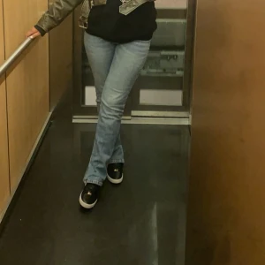 Ljusblå raka jeans - Säljer ett par ljusblå jeans med klassisk rak passform och normal midja. Jeansen har en enkel design utan synliga detaljer och är tillverkade i mjukt denimtyg. Pris kan diskuteras 