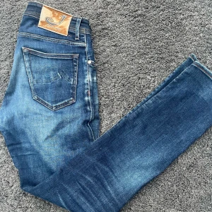 Jacob Cohën J622 (Nick) - Snyggt tvättade Jacob Cohën jeans med ljusa partier och kontrastsömmar. Dem har en snygg diskret insydd logotyp på bak- och framfickan. Mått: 79 cm innerben, 40 cm midja, ytterben: 106 cm. Slim fit men ändå lite avslappnat. Tillverkad i premium denim. Unik modell. Storlek 31 (passar 32 oxå). Modell J622 COMF (Nick). Otroligt sköna. Perfekt för dig som söker stil av kvalitet. Nypris: Drygt 5000kr. Priset är ej hugget i sten! Hör av dig vid minsta tanke eller fundering! 😁