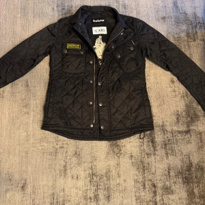 Quiltad Jacka - Barbour - Skön jacka från barbour i storlek S, är 180cm o den sitter riktigt bra. 