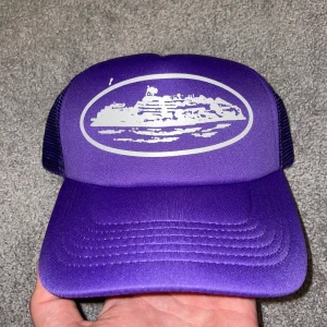 Lila truckerkeps från Waxholm - Säljer en helt ny Corteiz keps i färgen lila färg eftersom som att jag har köpt en ny och inte ville ha den längre har inte andvänt den än enda gång kan sälja den för minst 100KR!!!.