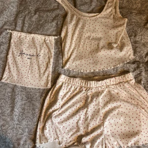 Gullig pyjamas med hjärtan från ONLY - Säljer en supersöt pyjamas från only i storlek S med hjärtan på. Det är ett pyjamas sätt med en liten tygpåse till pyjamasen